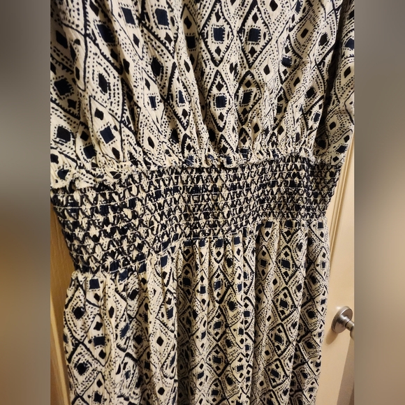 DEVOTED Patterned Midi Tiered Dress with Short Ruffled Sleeves. Size Large. - Picture 8 of 15